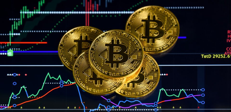 Bitcoin atinge US$ 90 mil e recua. Analisamos a correlação com a Nasdaq, o fluxo de compensação fiscal e os níveis de suporte para 2026.