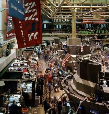 Mercados em NY operam perto da estabilidade na véspera de Ano Novo. Entenda como o baixo volume e a inflação moldam as estratégias em Ações para 2026.