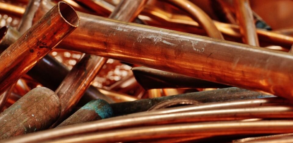 A prata superou o ouro em 2025 e o cobre ganha destaque. Entenda a dinâmica dos metais, educação financeira e como gerir riscos em ativos reais.