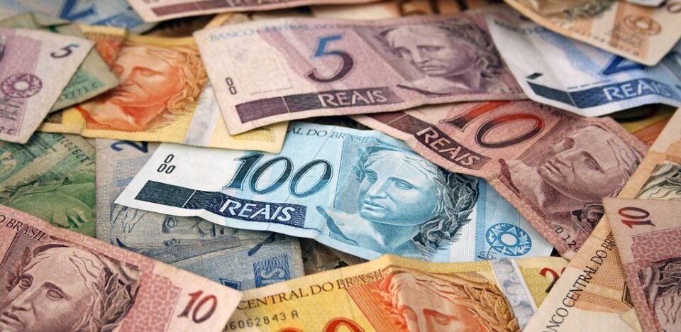 Setor Público consolidado tem déficit primário de 0,53% do PIB até novembro de 2025. Entenda o impacto do Governo Central e estatais no caixa.