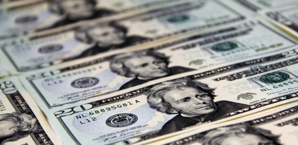 Dólar Hoje: Impacto Político e Leilões do BC no Câmbio