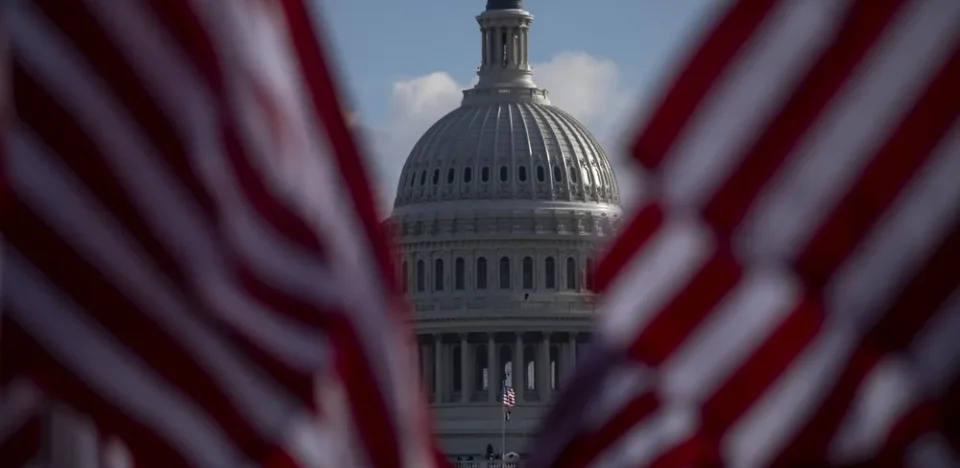 Entenda os sinais da última Ata do Federal Reserve. Juros estáveis nos EUA impactam dólar e investimentos globais em 2026. Veja a análise completa.