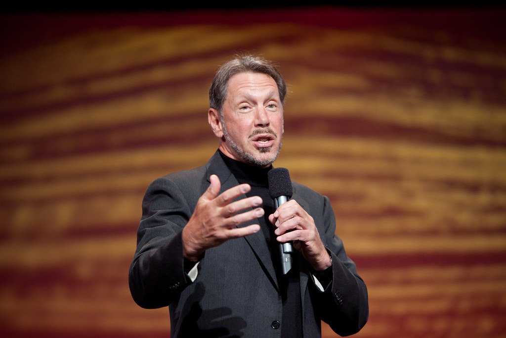 Larry Ellison supera Elon Musk em 2025. Entenda a estratégia por trás da Oracle, a bolha da IA e como aplicar gestão de risco no seu patrimônio.