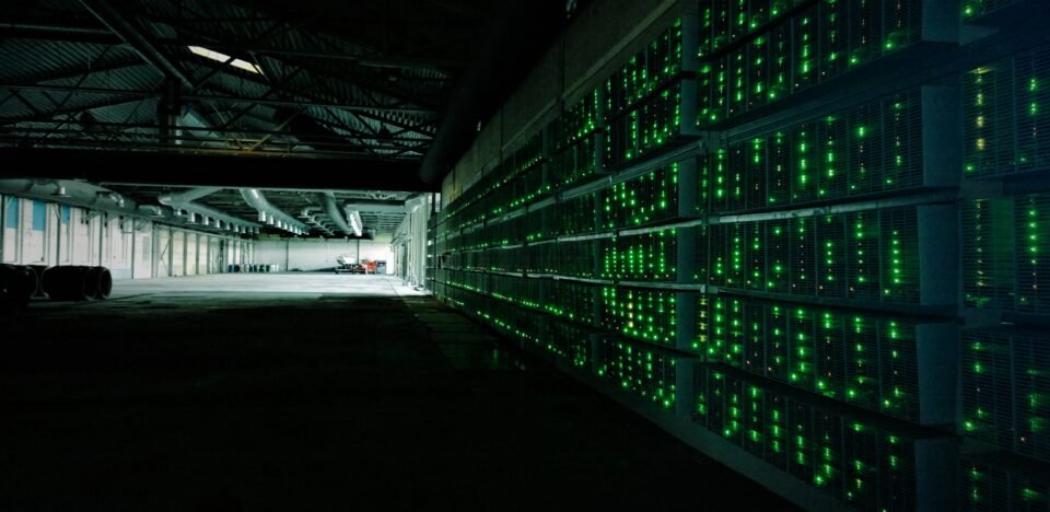 Rússia propõe penas de prisão para mineração ilegal de criptomoedas. Entenda o novo cenário regulatório e o impacto no mercado global de ativos digitais.