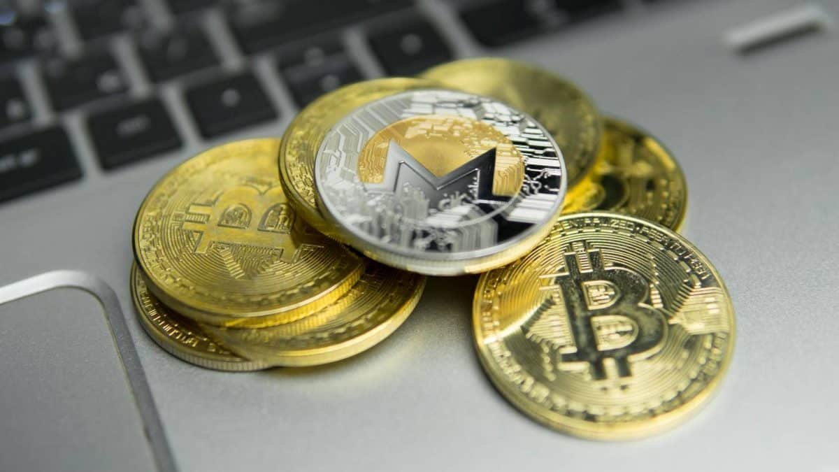 Criptomoedas Monero e Bitcoin em destaque