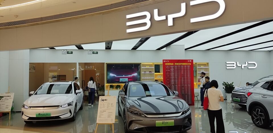 É oficial: Tesla perde liderança global para a BYD. Analisamos a queda de 8,6% nas vendas de Musk e a ascensão chinesa no setor de eletrificados.