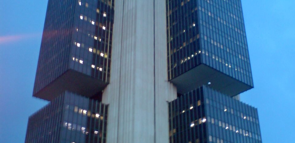 Índice de Commodities (IC-Br) cai 9,49% em 2025: Entenda os reflexos no mercado financeiro e na gestão estratégica de riscos para 2026.