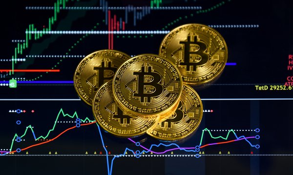 Entenda a relação entre o Bitcoin, o CPI e as decisões do Fed. Análise técnica sobre volatilidade, gestão de risco e o cenário econômico.