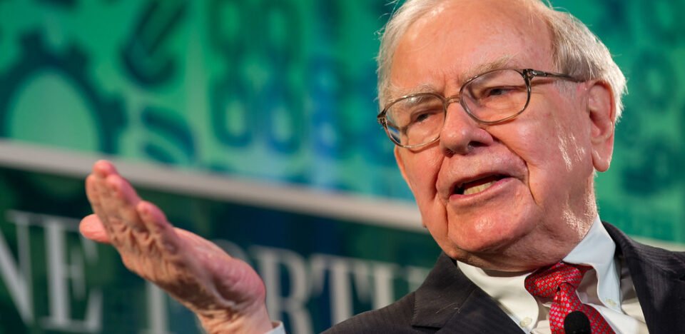 Warren Buffett oficializa Greg Abel como CEO da Berkshire Hathaway. Entenda o impacto no mercado e como a gigante se prepara para o próximo século.