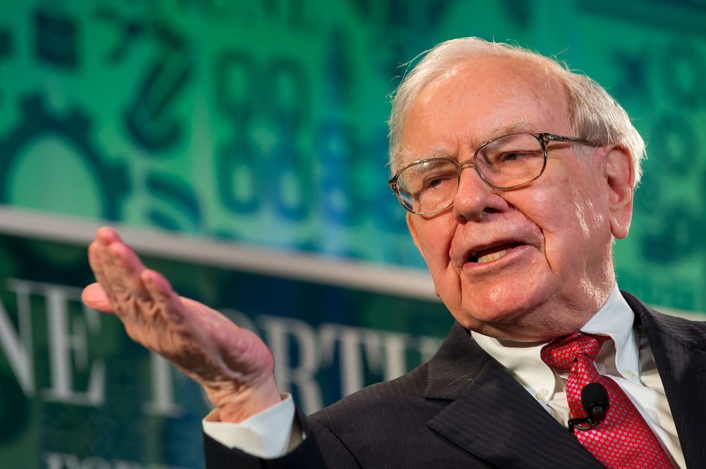 Warren Buffett oficializa Greg Abel como CEO da Berkshire Hathaway. Entenda o impacto no mercado e como a gigante se prepara para o próximo século.