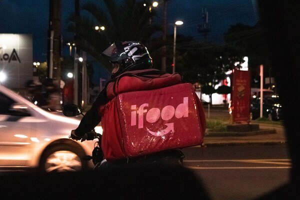 iFood libera compra parcelada para todo o app: entenda a estratégia de crédito da plataforma e o impacto no seu planejamento financeiro.