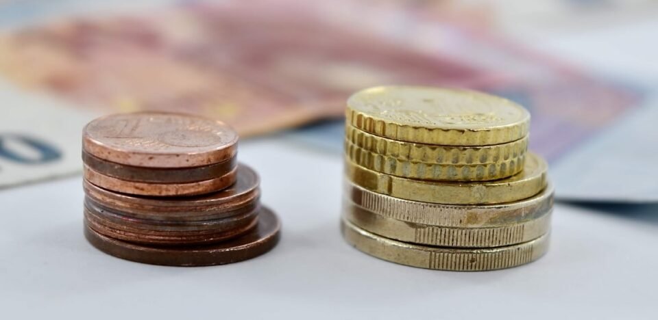 Pesquisa Febraban aponta desaceleração gradual do crédito em 2026. Entenda o impacto nos juros, no consumo e como planejar seu Dinheiro neste cenário.