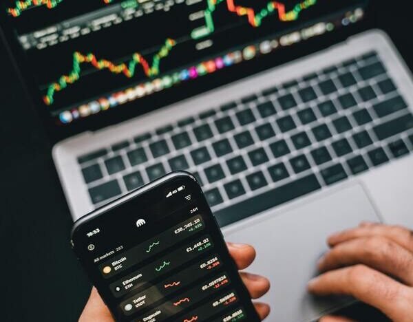 Ibovespa busca retomar fôlego nos 163 mil pontos. Veja a análise técnica para mini-índice, dólar e Bitcoin, e prepare seu operacional hoje.