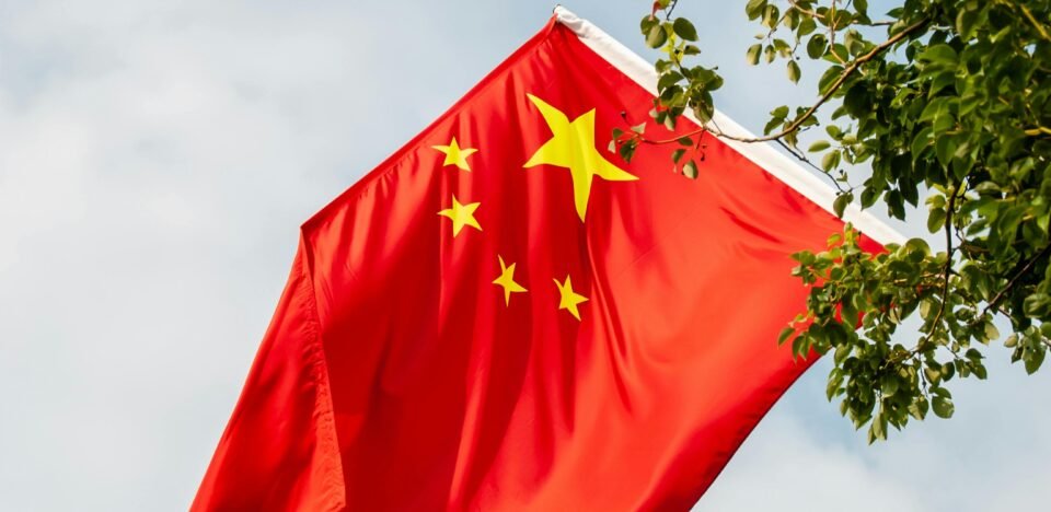 A China atinge US$ 1,2 bilião em superávit comercial. Entenda o impacto da política dos EUA na gestão de risco e compliance global para 2026.