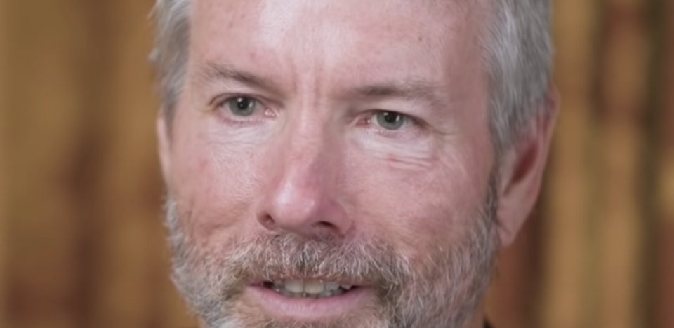 MicroStrategy abre 2026 com nova compra de Bitcoin. Analisamos a reserva de US$ 2,25 bi em caixa e as métricas de mNAV de Michael Saylor.