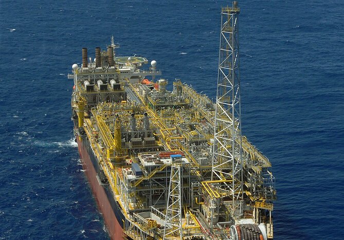 Aprenda como a apreensão do petroleiro Bella-1 afeta o mercado financeiro, compliance e gestão de risco em investimentos de commodities.