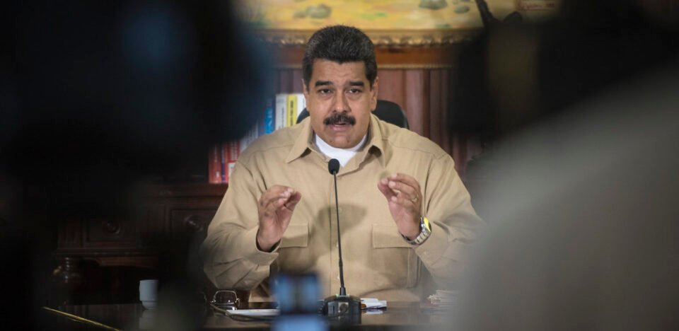 URGENTE: Forças dos EUA realizam ataque em Caracas e capturam Nicolás Maduro. Analisamos o impacto geopolítico e o indiciamento do líder venezuelano em NY.