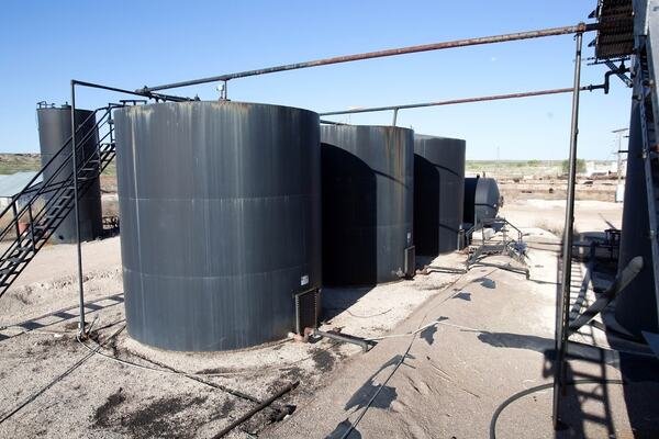 EUA controlam petróleo venezuelano: Entenda o impacto geopolítico, os riscos para o mercado de energia e as mudanças no cenário político em 2026.