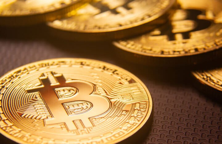 O Bitcoin inicia 2026 em fase de consolidação institucional. Analisamos as metas de preço da Forbes e Standard Chartered para suas Criptomoedas.