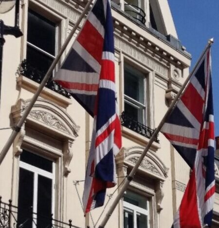 O PIB do Reino Unido cresceu 0,3% em novembro. Analisamos os impactos na economia global, gestão de risco e estratégias para investidores.