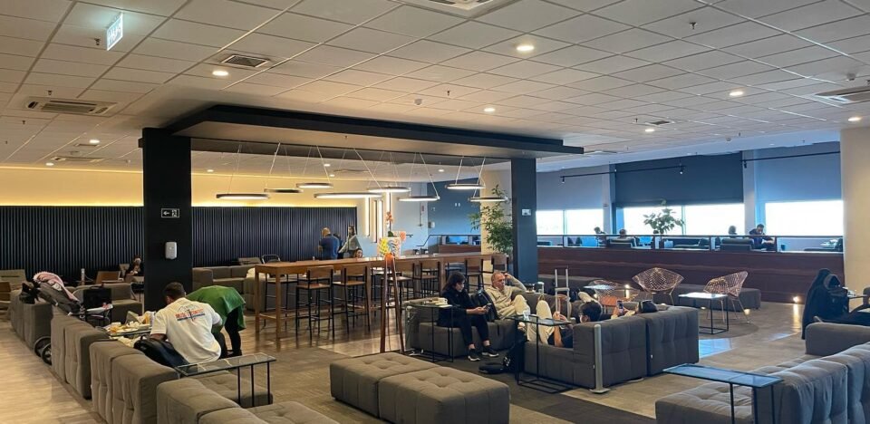 Entenda como o Itaú, Bradesco, Santander e XP estão transformando agências em centros de experiência para atrair o público de alta renda.