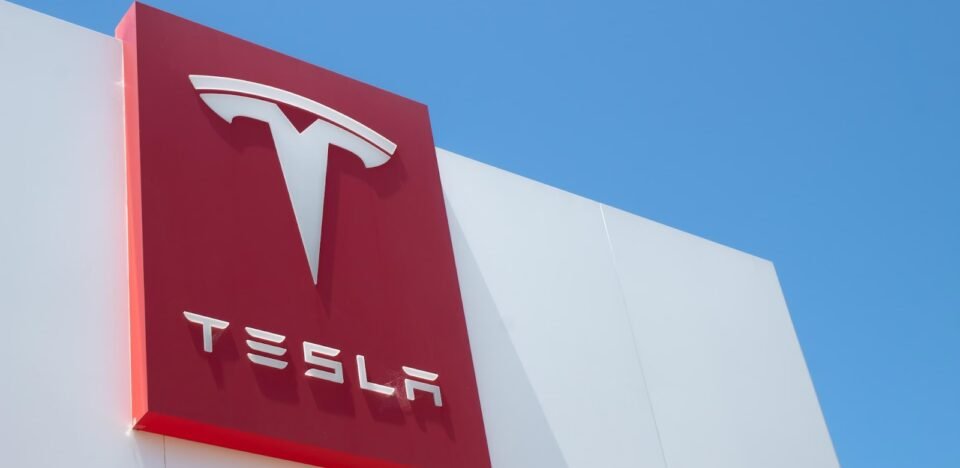 Entregas da Tesla caem 15,6% no 4T25. Analisamos o impacto operacional, a pressão nas margens e o futuro do Cybercab no portal Seu Investimentos.