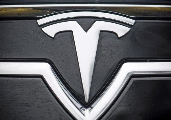 Ações da Tesla recuam após Nvidia liberar IA automotiva open-source. Entenda o impacto da concorrência e como gerir riscos em tecnologia 2026.