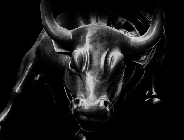 Bradesco BBI alerta para pressão sobre a Renner (LREN3) ante expansão de C&A e Riachuelo. Entenda o impacto no setor de vestuário e ações.