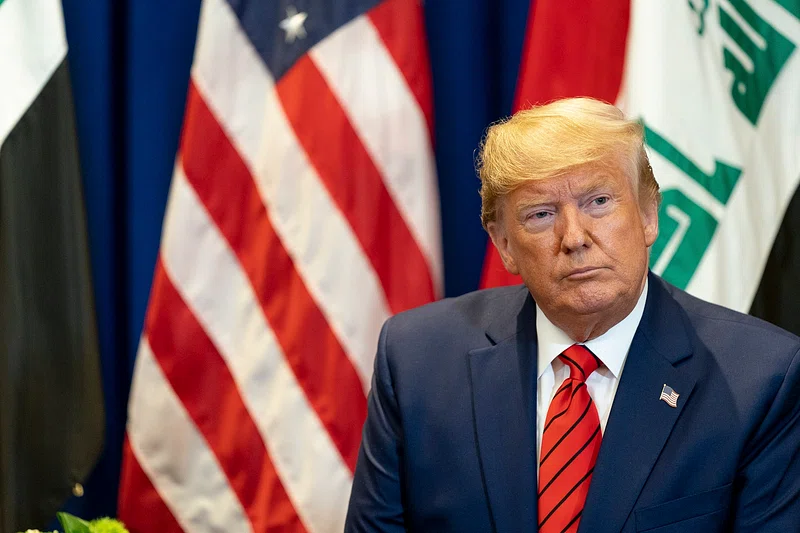 Trump e o risco de impeachment: Entenda como as eleições de meio de mandato nos EUA em 2026 impactam os mercados e sua gestão de investimentos.