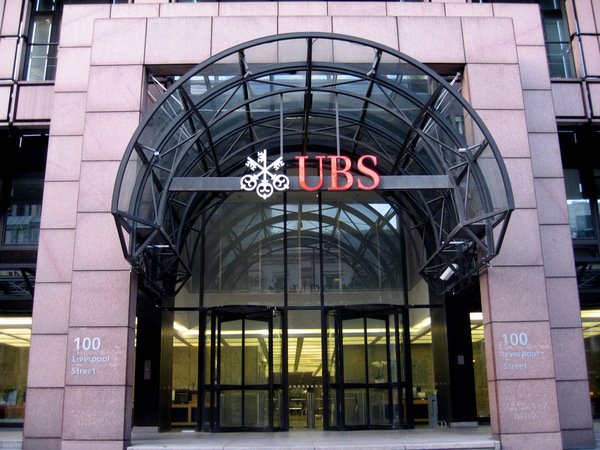 Sergio Ermotti deixará o UBS em 2027: entenda os impactos da sucessão, a integração do Credit Suisse e os riscos para o setor bancário global.