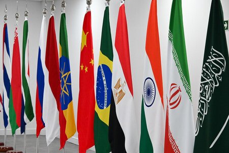 Entenda por que os BRICS estão reduzindo estoques de títulos dos EUA. Analisamos diversificação de reservas, riscos e geopolítica financeira.