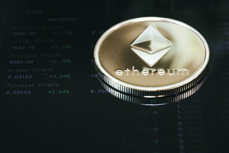 Uso do Ethereum atinge recorde histórico com queda de custos. Analisamos a escalabilidade L2, adoção institucional e gestão de risco.