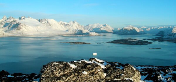 A estratégia de Trump para a Groenlândia: entenda o impacto nos minerais raros, energia e na gestão de risco geopolítico para investidores.