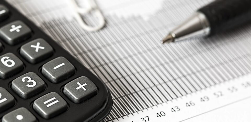 Bancos preveem desaceleração gradual do crédito em 2026 e Selic mantida em 15% até março. Veja como os Juros impactam sua estratégia de investimento.