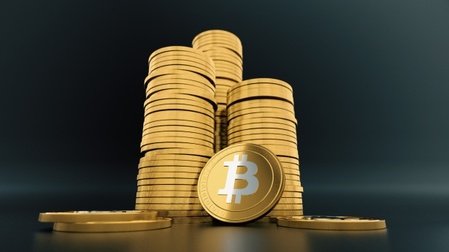 Emirados Árabes acumulam R$ 2,3 bi em Bitcoin. Entenda a estratégia de mineração soberana, gestão de risco e reservas digitais em 2026.