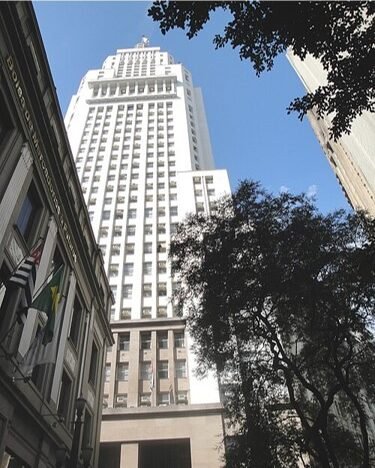 Ibovespa futuro sobe 0,91% com dados do ADP e tarifas de Trump. Análise estratégica sobre câmbio, juros e gestão de risco em 2026.